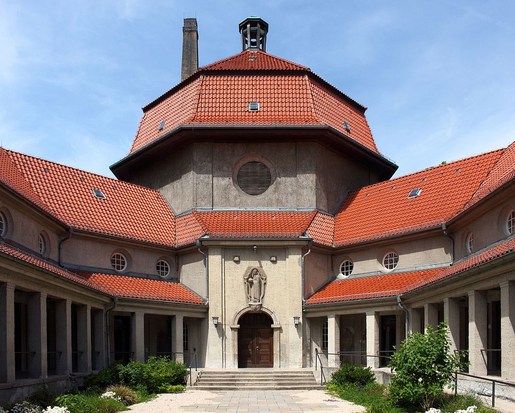 https://de.wikipedia.org/wiki/Datei:Innenhof_Krematorium_Berlin-Wedding.jpg