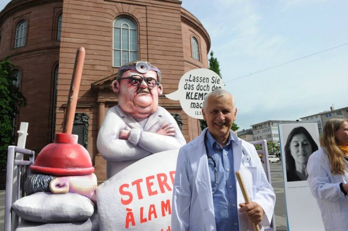 Uwe-Christian Arnold 2015 bei der Aktion "Lassen Sie das doch den Klempner machen!" vor der Frankfurter Paulskirche Uwe-Christian Arnold 2015 bei der Aktion "Lassen Sie das doch den Klempner machen!" vor der Frankfurter Paulskirche
