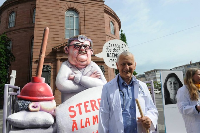 Uwe-Christian Arnold 2015 bei der Aktion "Lassen Sie das doch den Klempner machen!" vor der Frankfurter Paulskirche