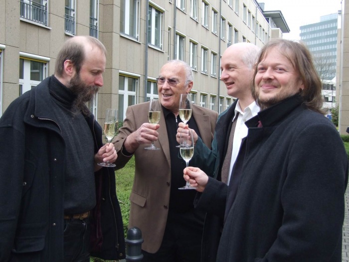 Gunnar Schedel (Alibri Verlag), Herbert Steffen (Gründer der Giordano-Bruno-Stiftung), Helge Nyncke (Illustrator) und Michael Schmidt-Salomon (Autor) feiern 2008 die erfolgreiche Rettung des kleinen Ferkels.