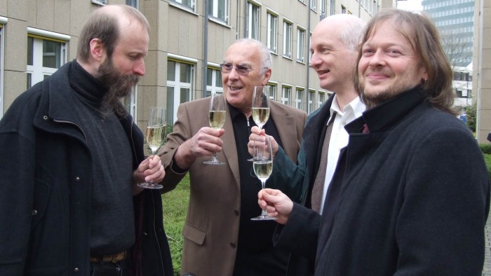 Gunnar Schedel (Alibri Verlag), Herbert Steffen (Gründer der Giordano-Bruno-Stiftung), Helge Nyncke (Illustrator) und Michael Schmidt-Salomon (Autor) feiern 2008 die erfolgreiche Rettung des kleinen Ferkels.