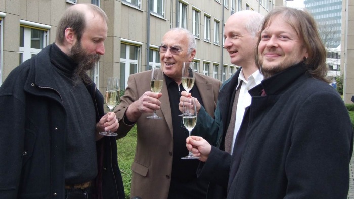 Gunnar Schedel (Alibri Verlag), Herbert Steffen (Gründer der Giordano-Bruno-Stiftung), Helge Nyncke (Illustrator) und Michael Schmidt-Salomon (Autor) feiern 2008 die erfolgreiche Rettung des kleinen Ferkels. Gunnar Schedel (Alibri Verlag), Herbert Steffen (Gründer der Giordano-Bruno-Stiftung), Helge Nyncke (Illustrator) und Michael Schmidt-Salomon (Autor) feiern 2008 die erfolgreiche Rettung des kleinen Ferkels.