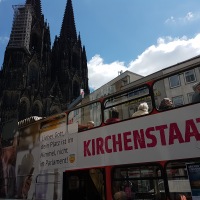 Buskampagne vor dem Kölner Dom