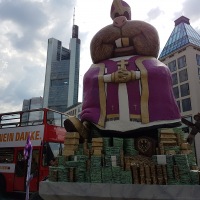 Geldhamster (mit armer Kirchenmaus) in der Finanzmetropole Frankfurt