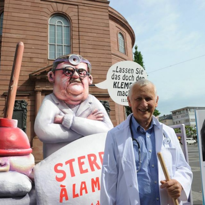 Uwe-Christian Arnold 2015 bei der Aktion "Lassen Sie das doch den Klempner machen!" vor der Frankfurter Paulskirche