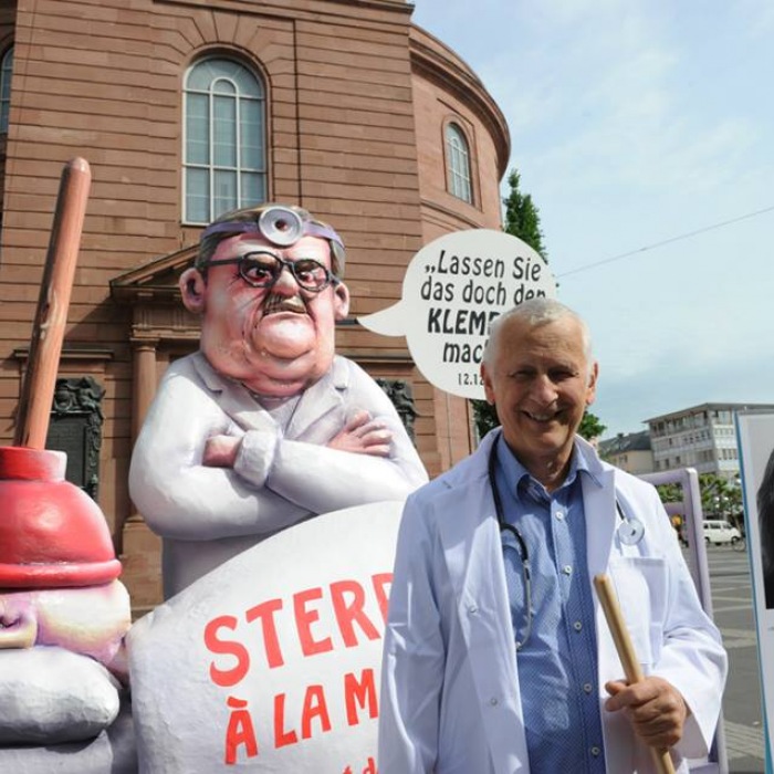 Uwe-Christian Arnold 2015 bei der Aktion "Lassen Sie das doch den Klempner machen!" vor der Frankfurter Paulskirche Uwe-Christian Arnold 2015 bei der Aktion "Lassen Sie das doch den Klempner machen!" vor der Frankfurter Paulskirche