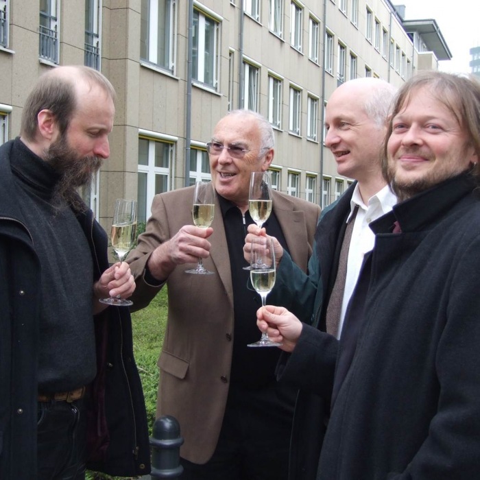 Gunnar Schedel (Alibri Verlag), Herbert Steffen (Gründer der Giordano-Bruno-Stiftung), Helge Nyncke (Illustrator) und Michael Schmidt-Salomon (Autor) feiern 2008 die erfolgreiche Rettung des kleinen Ferkels.